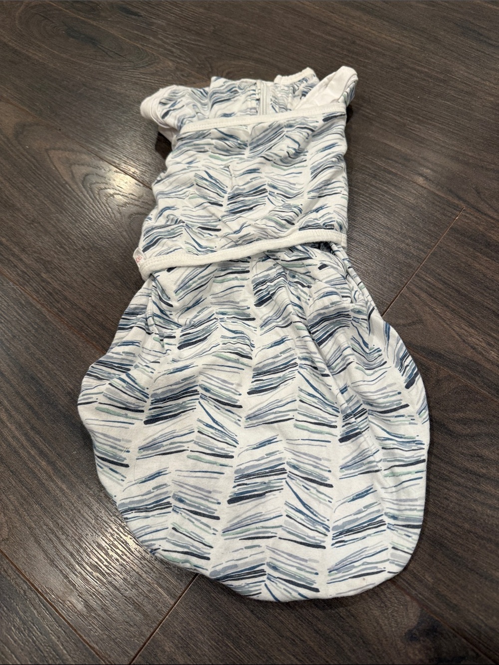 Embe blue & white 2 way swaddle out tshirt one size 12-18 lbs. 6:27